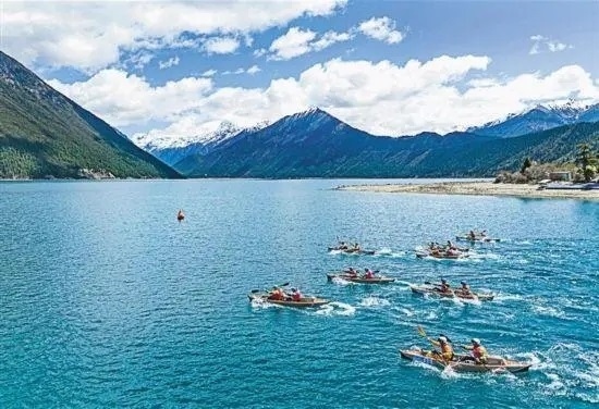 2024年4月20日，2024年巴松措國際漂流公開賽的選手在比賽中。 新華社記者 孫非攝