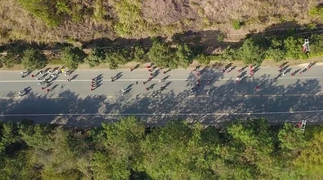 1月6日，健身愛好者在徒步活動中（無人機照片）。新華社記者 黃國保攝