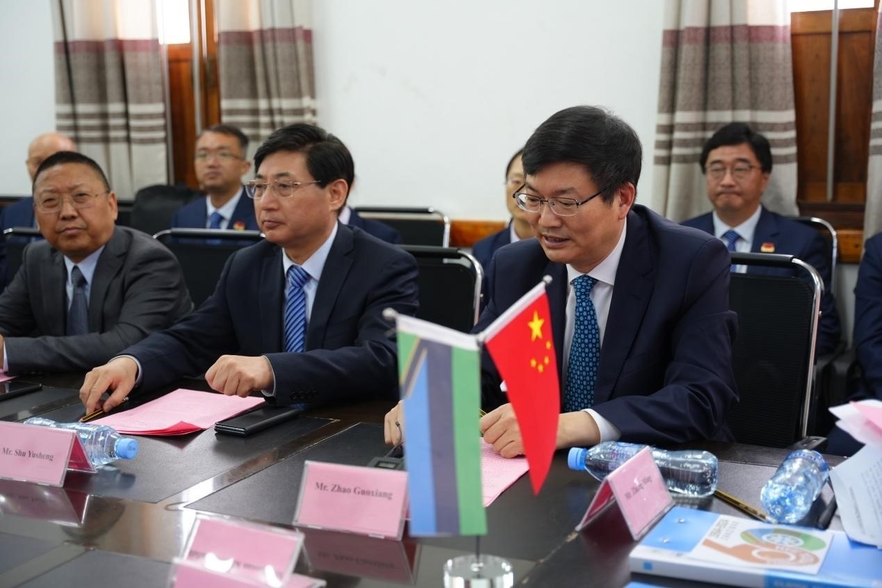 揚(yáng)州市衛(wèi)健委黨委書記趙國(guó)祥在衛(wèi)生部捐贈(zèng)儀式上發(fā)言。中國(guó)援桑醫(yī)療隊(duì)供圖