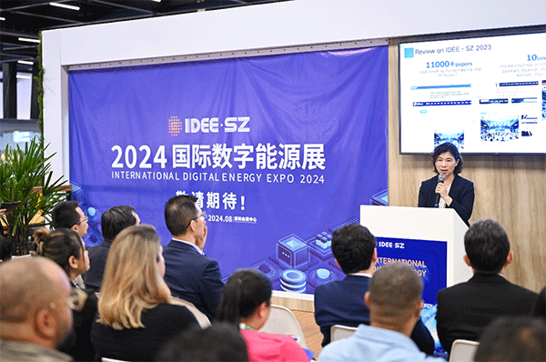 當(dāng)?shù)貢r(shí)間4月26日，深圳市發(fā)展和改革委員會(huì)主任郭子平在巴西圣保羅國(guó)際工程機(jī)械及礦山機(jī)械展上，對(duì)將于今年下半年在深圳市舉辦的2024國(guó)際數(shù)字能源展進(jìn)行了專題推介。 2024國(guó)際數(shù)字能源展組委會(huì)供圖
