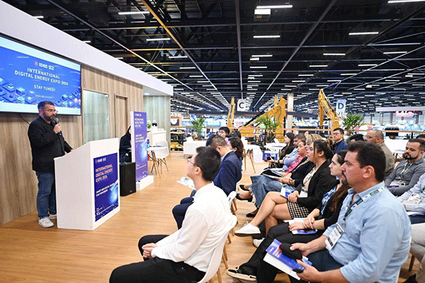 當(dāng)?shù)貢r(shí)間4月26日，深圳市發(fā)展和改革委員會(huì)在巴西圣保羅國(guó)際工程機(jī)械及礦山機(jī)械展上舉行專題推介會(huì)，介紹將于今年下半年在深圳市舉辦的2024國(guó)際數(shù)字能源展。 2024國(guó)際數(shù)字能源展組委會(huì)供圖