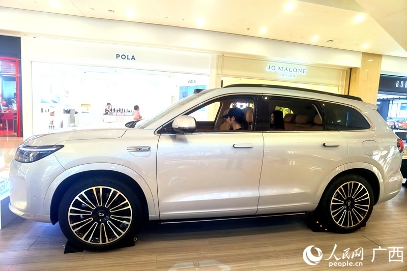  消費者在試駕汽車。人民網(wǎng)記者 陳燕攝