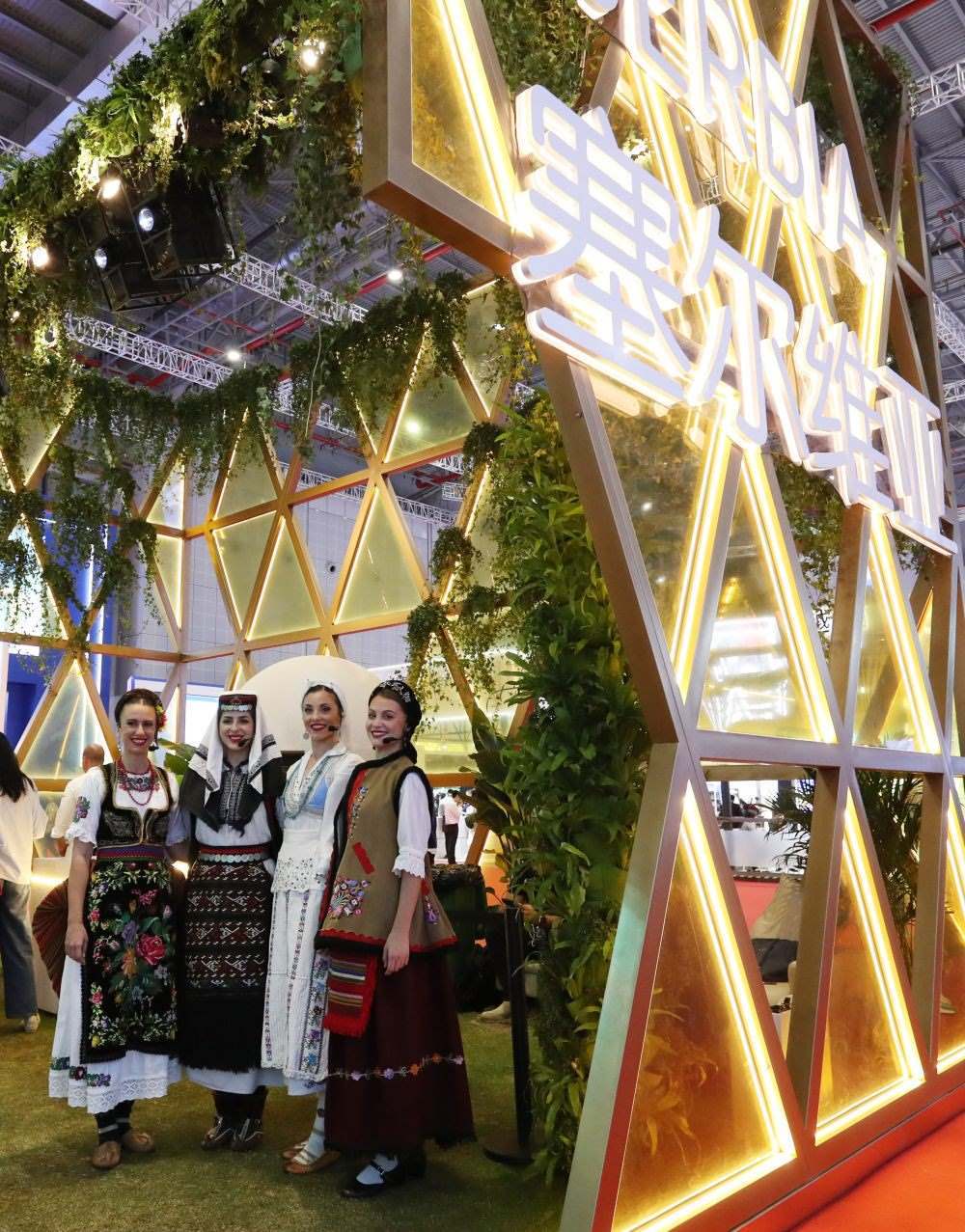 2023年11月6日，身著傳統(tǒng)服飾的演職人員在上海進(jìn)博會(huì)國(guó)家展塞爾維亞展臺(tái)迎接參觀者。第六屆進(jìn)博會(huì)國(guó)家展全面恢復(fù)線下舉辦，洪都拉斯、塞爾維亞、越南、南非、哈薩克斯坦作為本屆進(jìn)博會(huì)主賓國(guó)在國(guó)家展亮相。新華社記者 方喆 攝