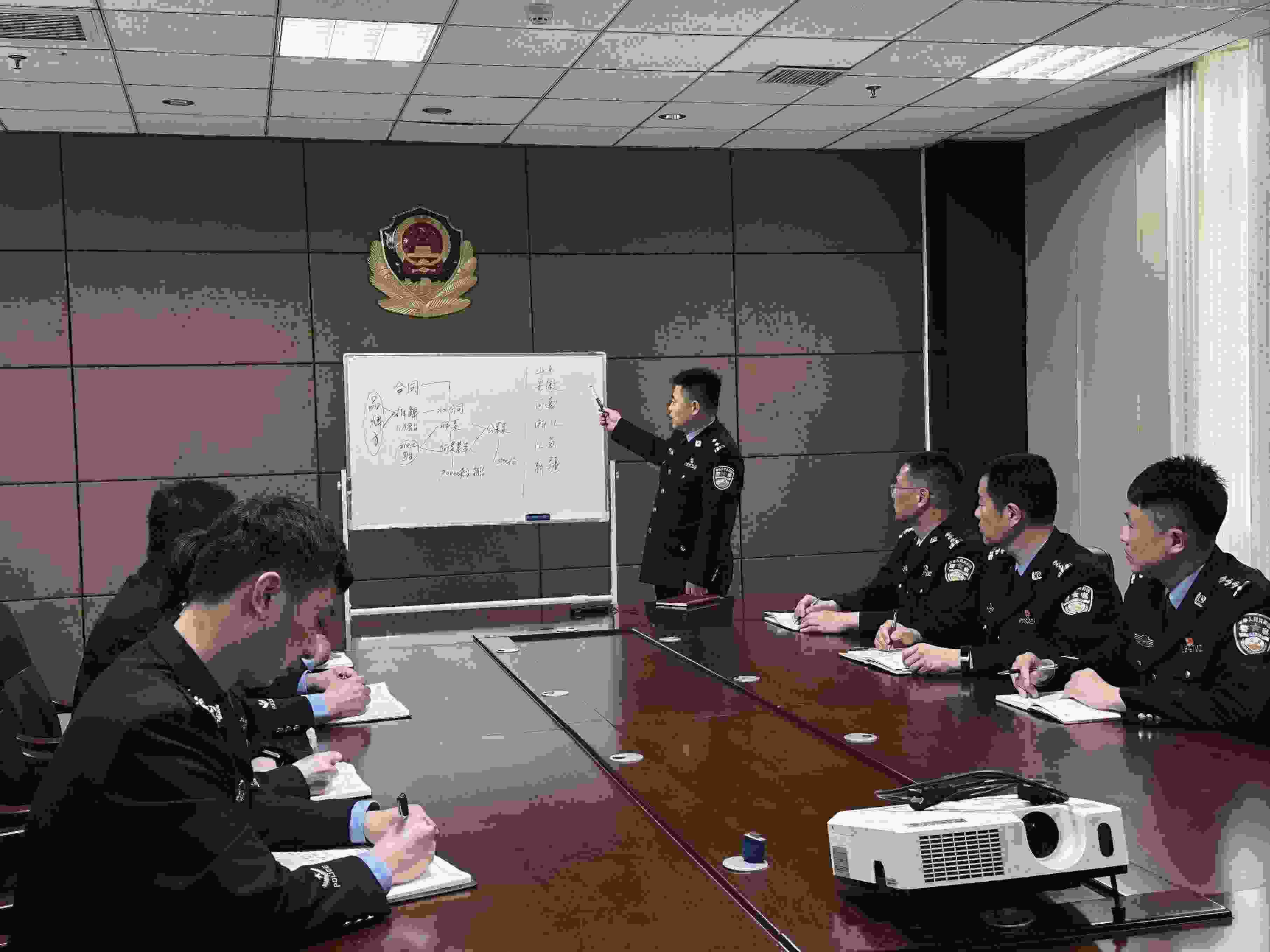 專(zhuān)案組辦案民警介紹案情。人民網(wǎng)記者 郝萍攝