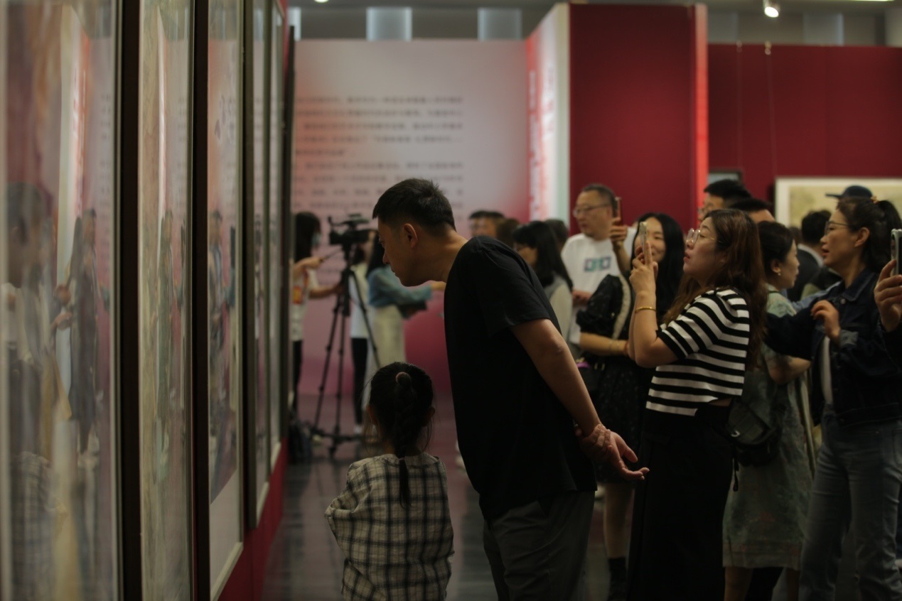 嘉賓及教研員、教師代表參觀展覽。主辦方供圖