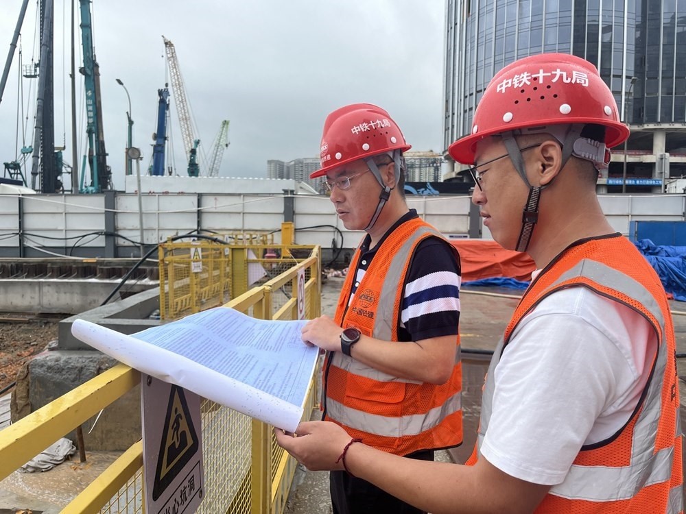 2024年4月26日，深圳市五一勞動獎章獲得者、中鐵十九局軌道公司項目副經理夏荔（左）在穗莞深城際鐵路前皇段皇崗口岸站建設現(xiàn)場忙碌。新華社發(fā)