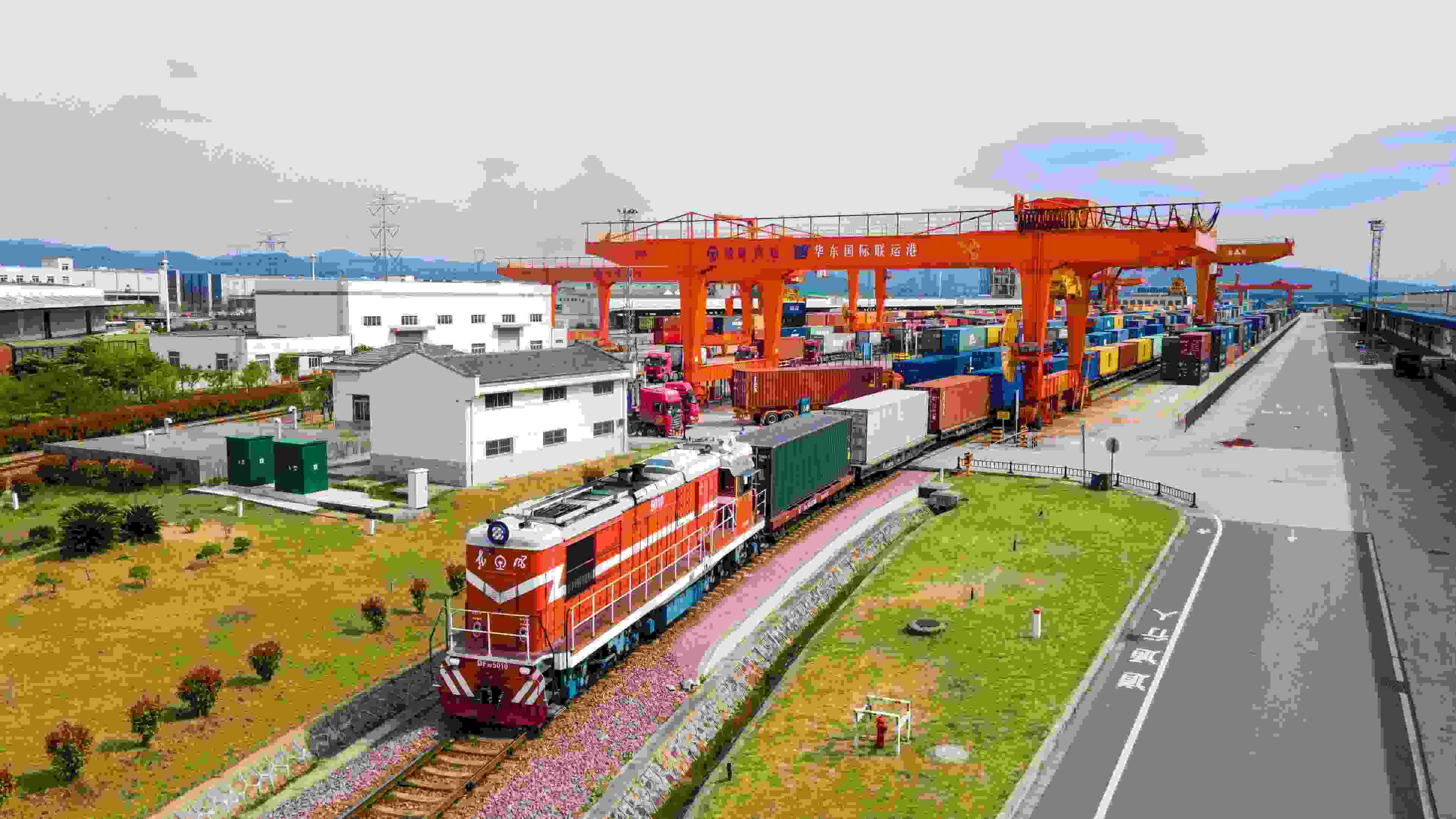 △2024年4月1日，浙江省金華華東國際聯(lián)運港，一列中歐班列裝載110個標箱日用百貨、電動工具、機械裝備等貨物從鐵路金華南貨場啟程駛往匈牙利布達佩斯。