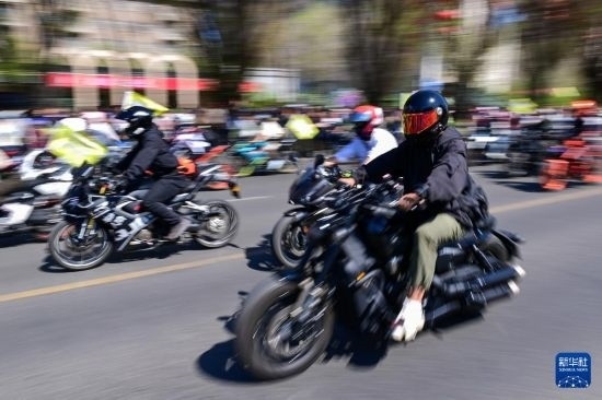 這是4月30日在新疆烏魯木齊市舉行的巡游活動上拍攝的摩托機(jī)車方陣。