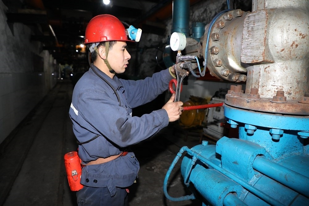 2024年4月30日，冀中能源峰峰集團新屯礦機電區(qū)副區(qū)長顧博在井下泵房檢修水泵。新華社發(fā)