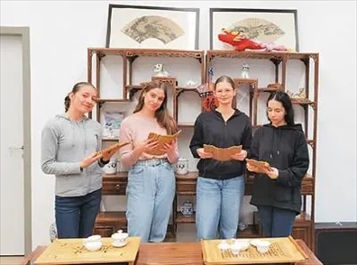匈中雙語學(xué)校的學(xué)生胡靈月(左一)、宋智孝(右二)學(xué)習(xí)中國茶文化。