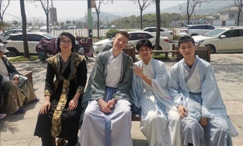 匈牙利學(xué)生與襄陽三十六中學(xué)生友好交流。