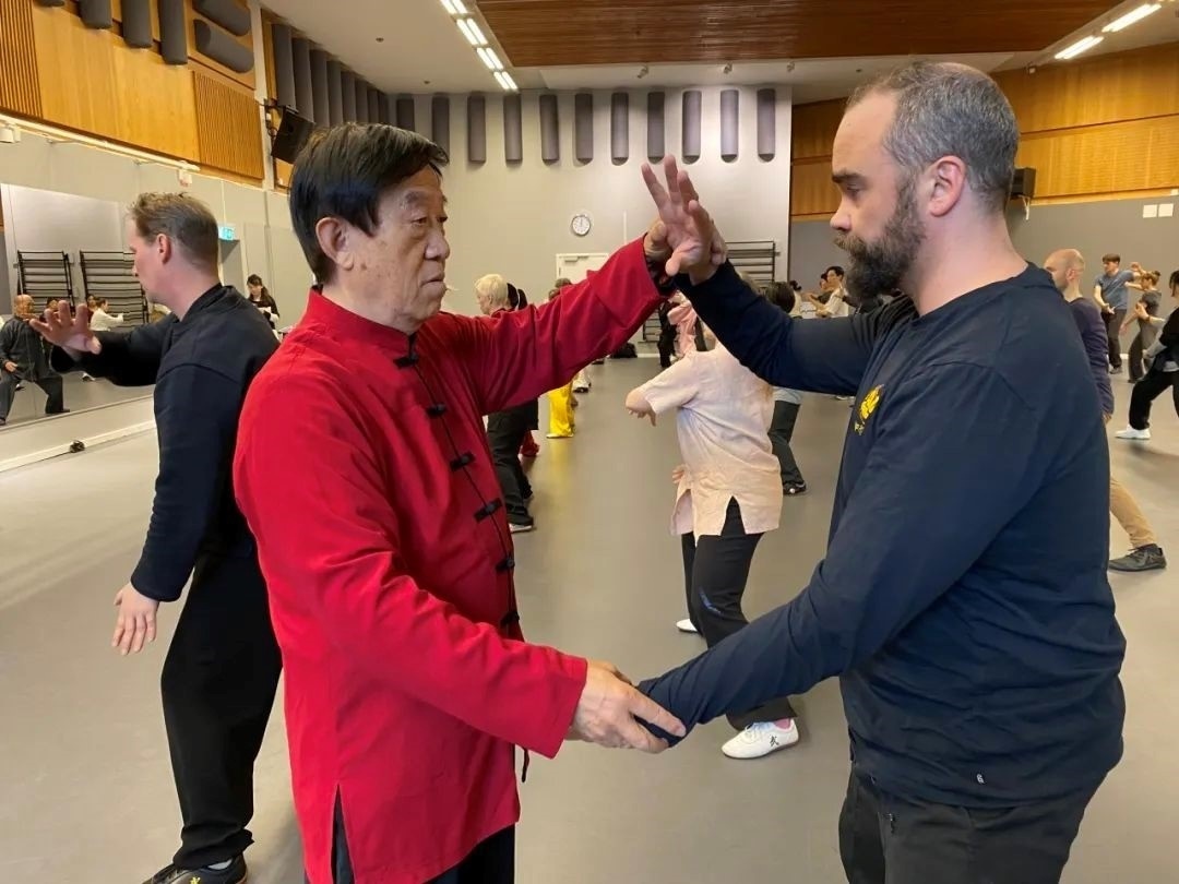 陳正雷老師親自示范指導(dǎo)。斯德哥爾摩中國文化中心供圖