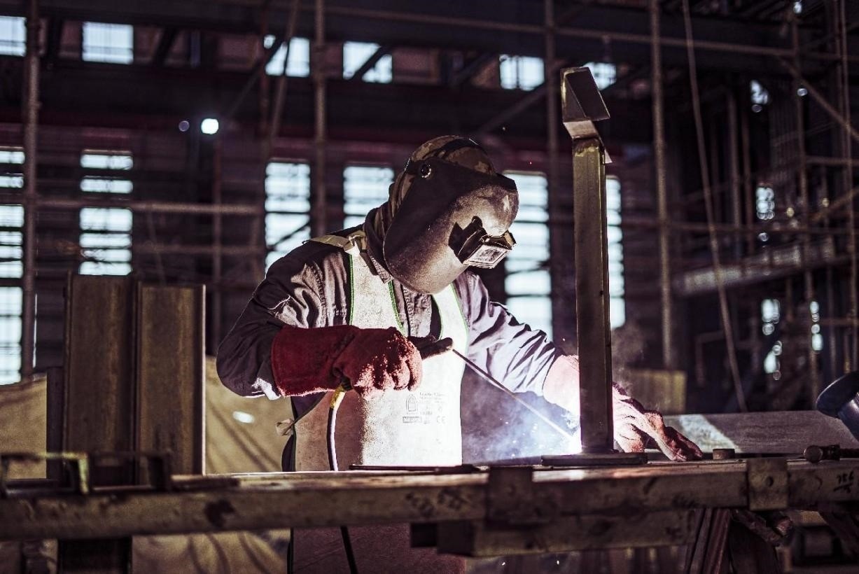 工人在沙特國王港項目現(xiàn)場進行焊接操作。山東電建供圖