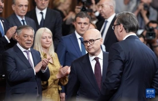  5月2日，在塞爾維亞貝爾格萊德，新一任政府總理武切維奇（中）出席就職儀式。新華社發(fā)（普雷德拉格·米洛薩夫列維奇攝）