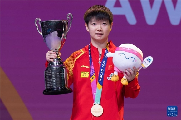 2024年4月21日，在2024年澳門國(guó)際乒聯(lián)女子世界杯決賽中，孫穎莎奪得冠軍。圖為孫穎莎在頒獎(jiǎng)臺(tái)上。新華社記者 張金加 攝