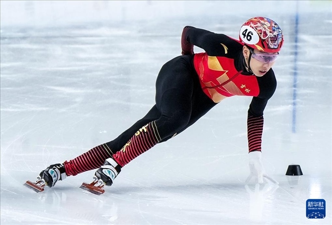 2024年2月18日，第十四屆全國(guó)冬季運(yùn)動(dòng)會(huì)短道速滑（公開組）男子1000米決賽，孫龍奪得冠軍，圖為吉林隊(duì)選手孫龍?jiān)诒荣愔?。新華社記者 李博 攝