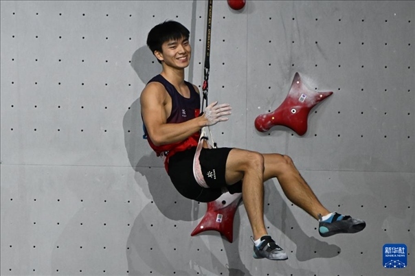 2024年4月13日，在江蘇吳江舉行的2024年國(guó)際攀聯(lián)攀巖世界杯（吳江站）男子速度決賽中，中國(guó)選手伍鵬獲得冠軍。圖為中國(guó)選手伍鵬在決賽后慶祝。新華社發(fā)（王須中攝）