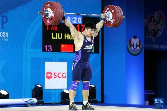 2024年4月8日，在泰國(guó)普吉島進(jìn)行的2024年舉重世界杯男子102公斤級(jí)比賽中，中國(guó)選手劉煥華獲得冠軍。圖為劉煥華在比賽中。新華社記者 王騰 攝