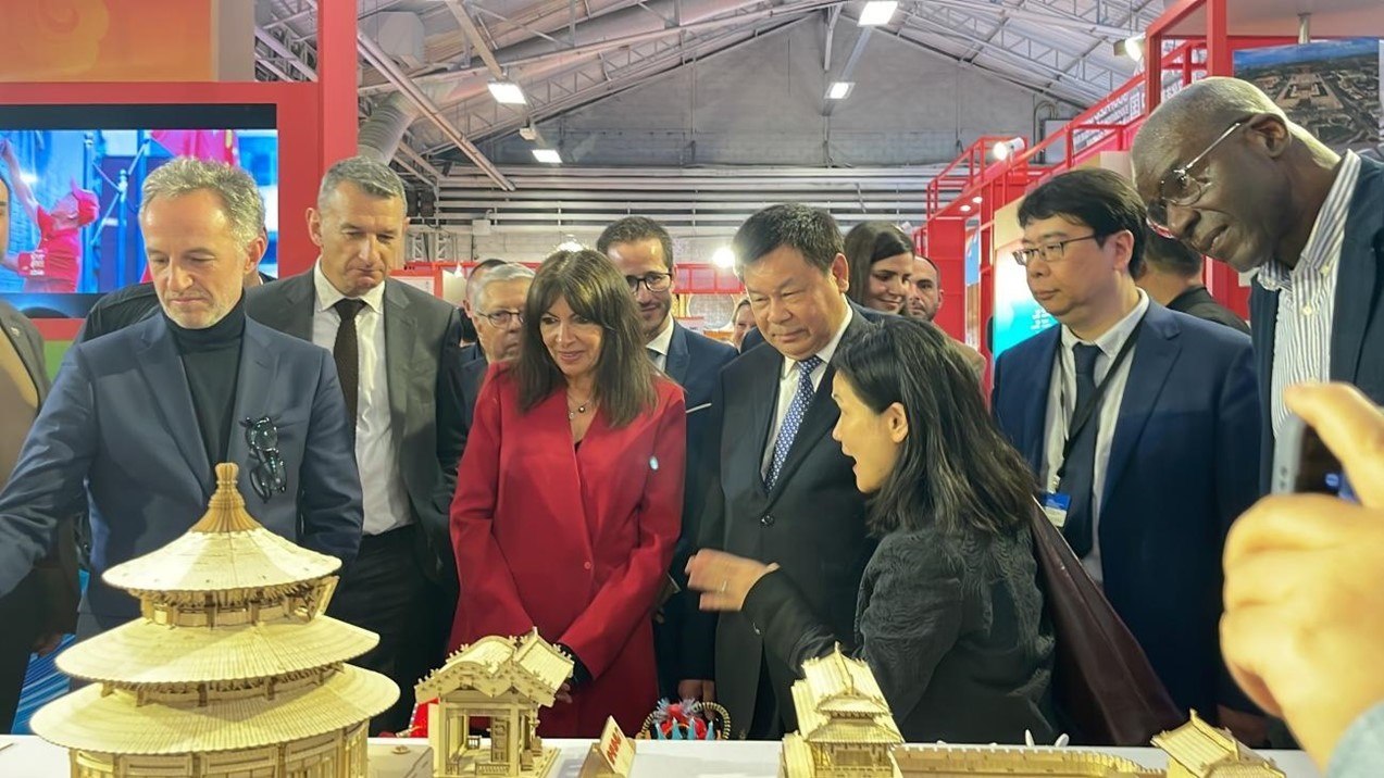 巴黎市市長安妮·伊達(dá)爾戈參觀展覽。主辦方供圖