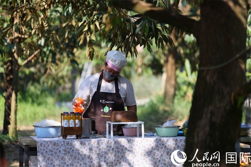 工作人員正在準(zhǔn)備特色果汁。人民網(wǎng)記者 白元琪攝