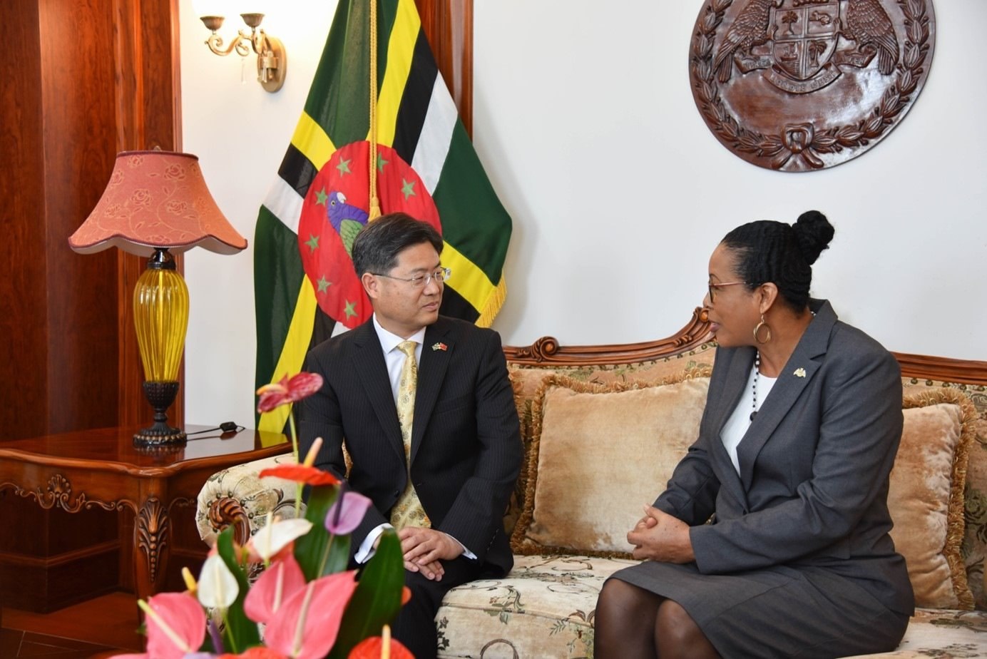 當(dāng)?shù)貢r間5月3日，中國新任駐多米尼克大使儲茂明（左）向多總統(tǒng)伯頓遞交國書。 中國駐多米尼克大使館供圖