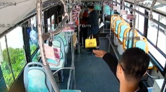 公交車上他一聲大吼！魏杰，好樣的！