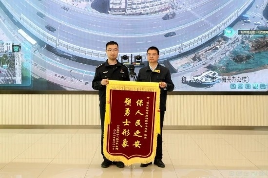 公交車上他一聲大吼！魏杰，好樣的！