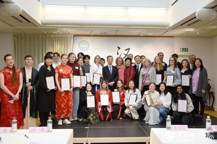 中國駐瑞典大使崔愛民、使館負(fù)責(zé)教育事務(wù)的黃立瓊參贊、預(yù)選賽評委老師和指導(dǎo)老師，以及所有獲獎選手合影留念。人民網(wǎng)記者 殷淼攝