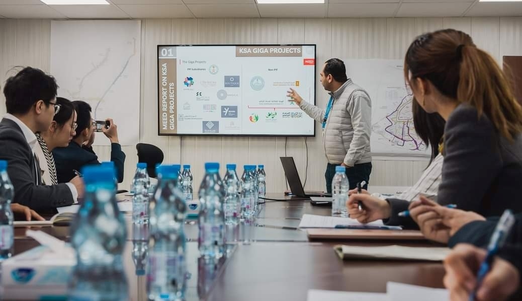 德亞（右三）在和員工開(kāi)會(huì)。中建中東沙特分公司供圖