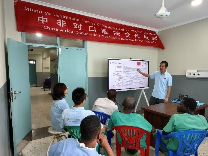王林醫(yī)生開展術(shù)后疼痛管理的專題講座。中國(guó)（江蘇）第33期援桑給巴爾醫(yī)療隊(duì)供圖