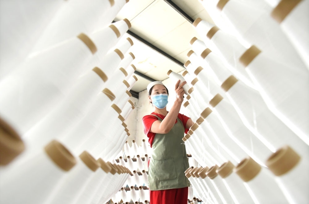 2024年5月1日，工人在山東省淄博市沂源縣悅莊工業(yè)園一玻纖企業(yè)整理加工的產(chǎn)品。新華社發(fā)（趙東山攝）