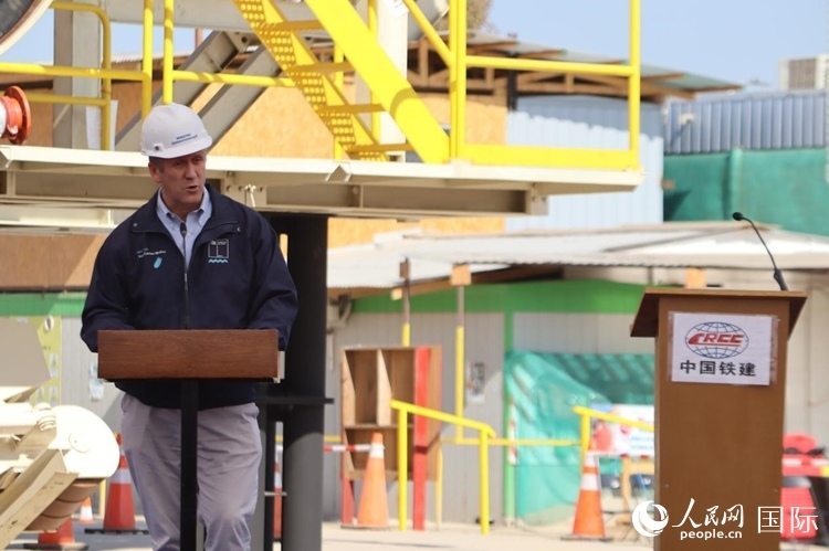 智利交通與電信部部長(zhǎng)胡安·卡洛斯·穆尼奧斯在儀式上為盾構(gòu)機(jī)進(jìn)行命名，并宣布盾構(gòu)始發(fā)。陳露明攝