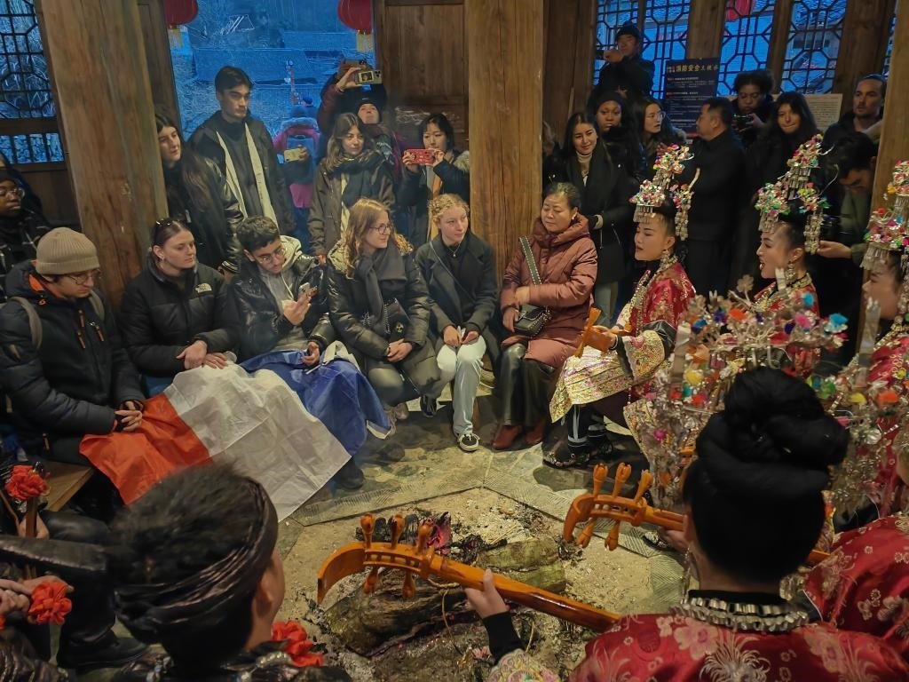 法國青年在榕江體驗民俗文化。新華社記者 羅羽 攝