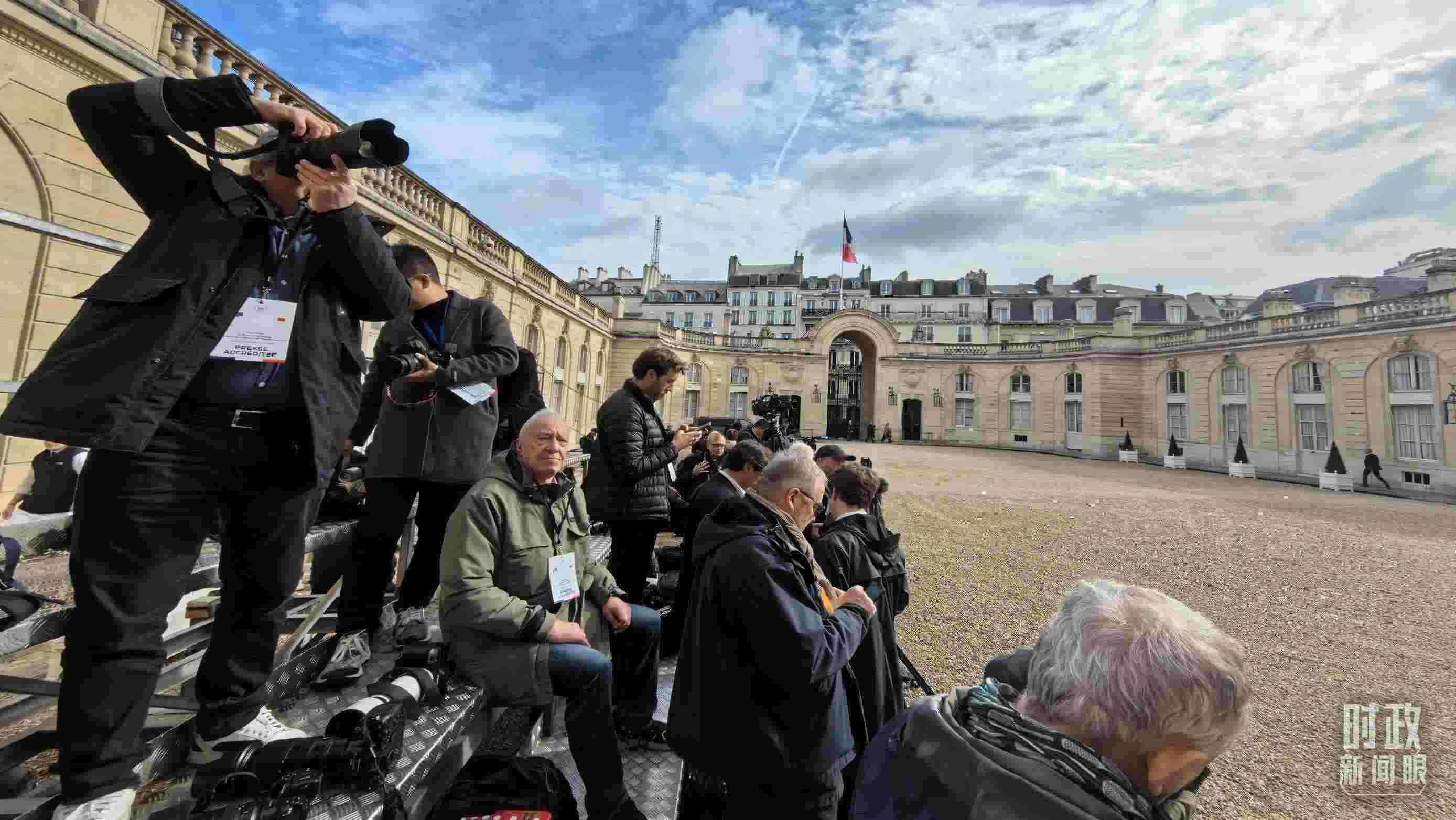 △媒體記者密切關(guān)注當(dāng)天活動(dòng)。（總臺(tái)央視記者陸泓宇拍攝）