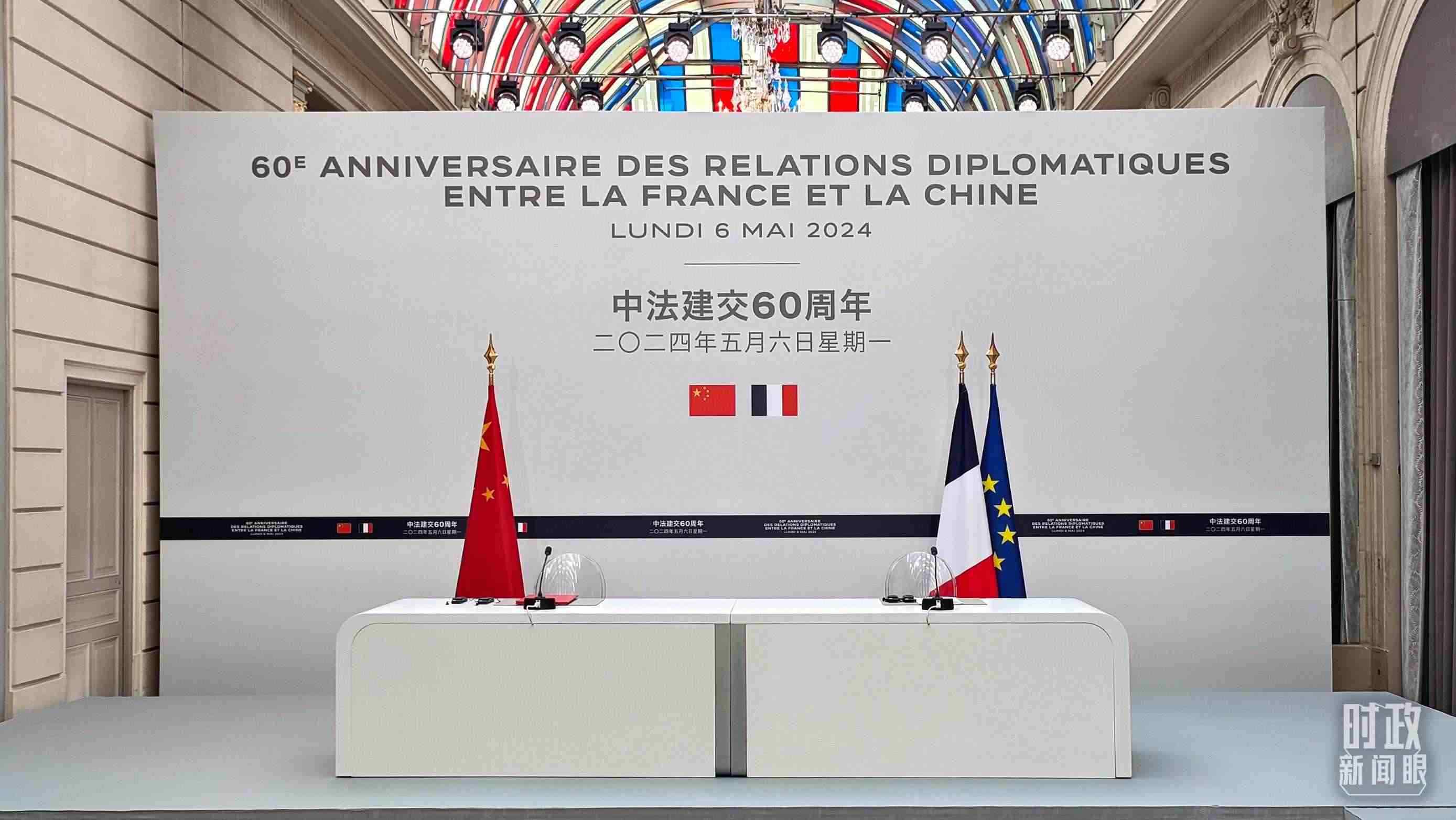 △習(xí)主席在巴黎愛(ài)麗舍宮同馬克龍總統(tǒng)會(huì)談后共同會(huì)見(jiàn)記者，這是會(huì)見(jiàn)開(kāi)始前的現(xiàn)場(chǎng)。（總臺(tái)央廣記者劉會(huì)民拍攝）