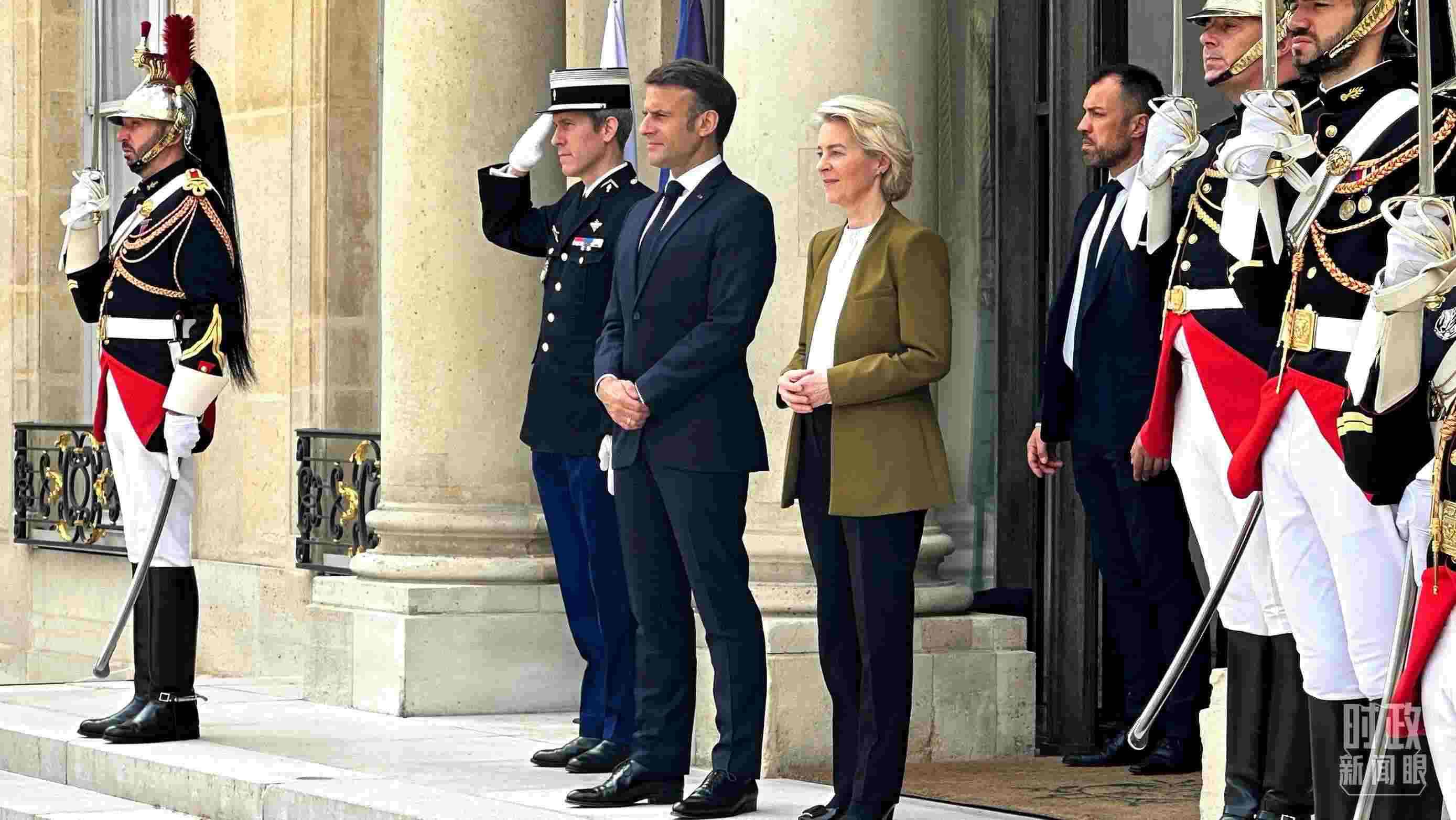 △中法歐領(lǐng)導(dǎo)人三方會(huì)晤后，馬克龍總統(tǒng)和馮德萊恩主席將習(xí)主席送至上車(chē)處。（總臺(tái)央視記者關(guān)舟拍攝）