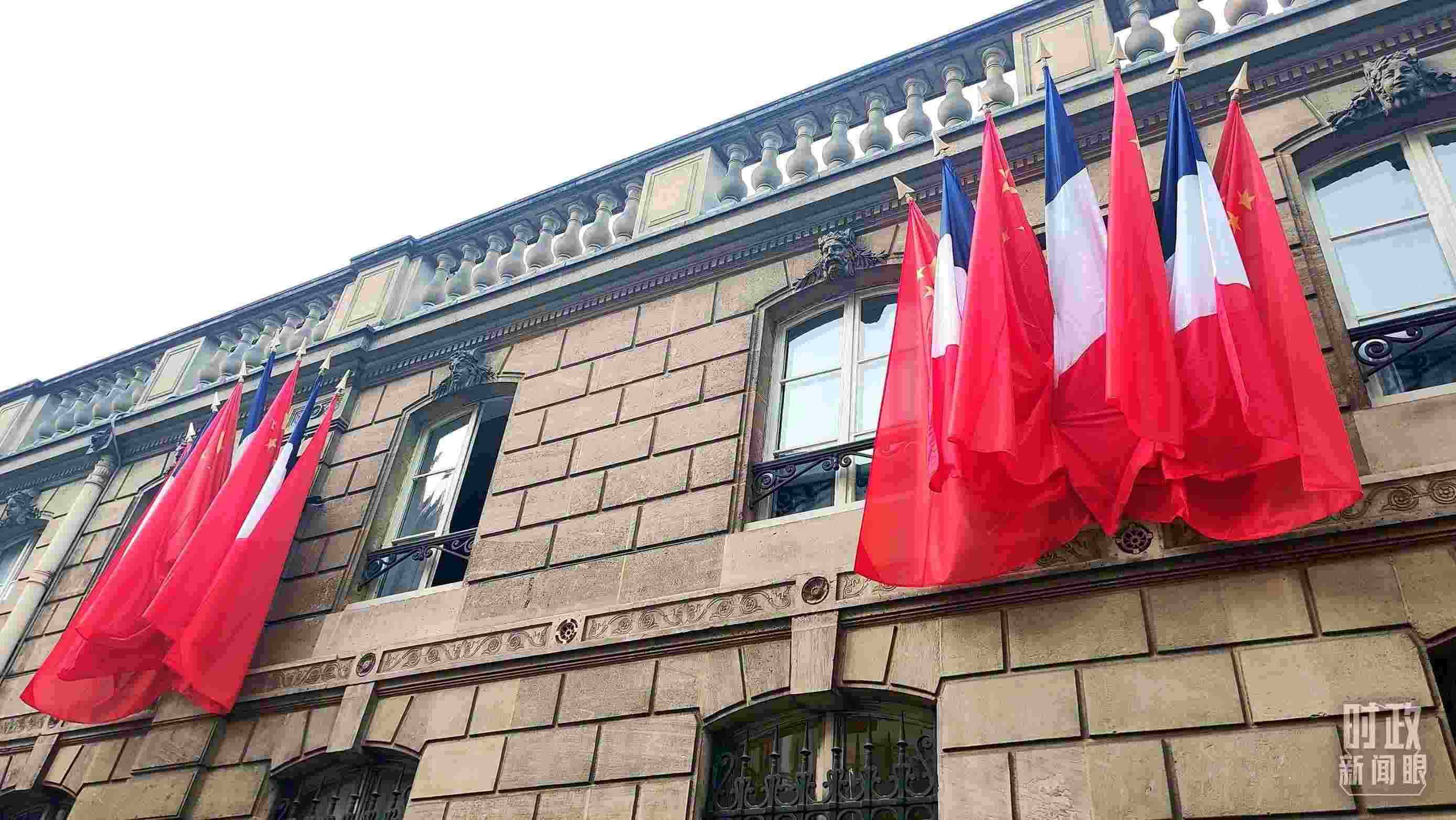 △中法歐領(lǐng)導(dǎo)人三方會(huì)晤地點(diǎn)——愛(ài)麗舍宮懸掛中法兩國(guó)國(guó)旗。（總臺(tái)央視記者劉琦拍攝）