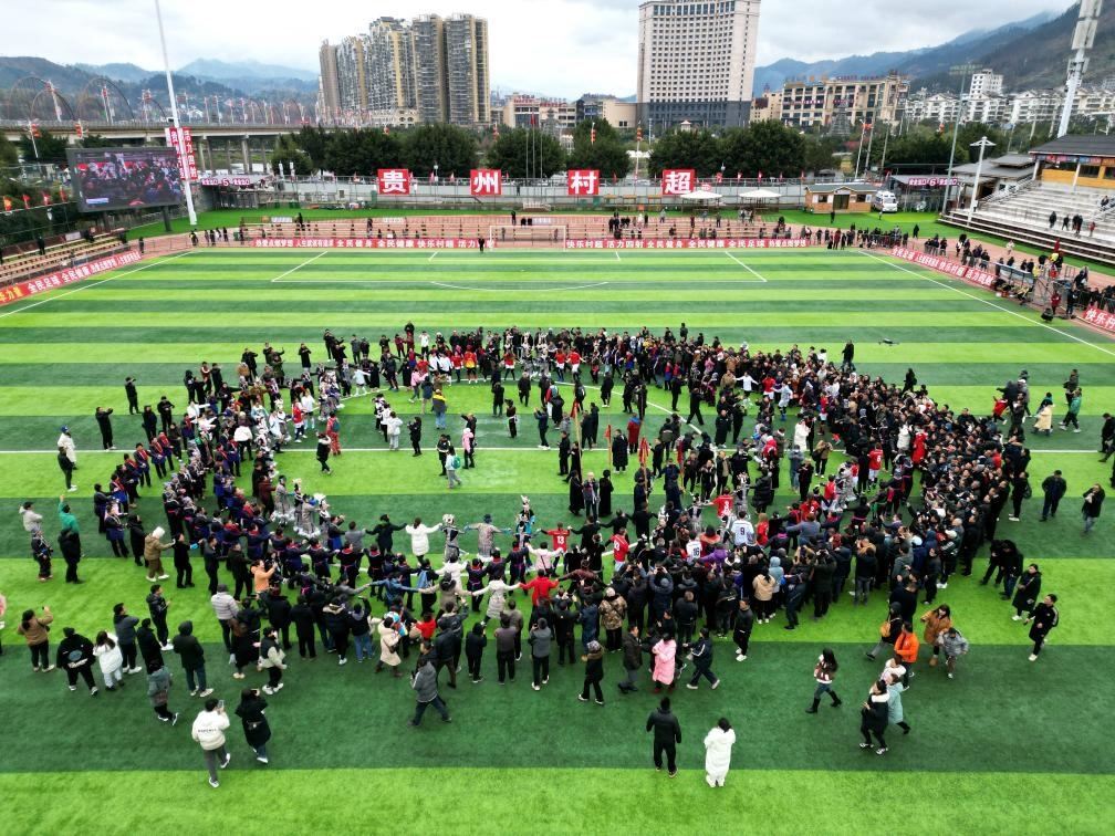 比賽結(jié)束后，兩隊隊員、親友團和大批觀眾手拉手跳起侗族舞蹈。新華社發(fā)（王炳真攝）