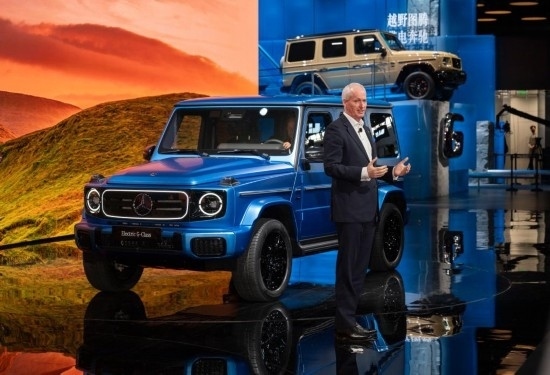 4月25日，在北京中國(guó)國(guó)際展覽中心順義館舉行的2024北京車展上，梅賽德斯—奔馳集團(tuán)股份公司董事會(huì)成員唐仕凱介紹梅賽德斯—奔馳純電G級(jí)越野車。新華社記者 才揚(yáng) 攝