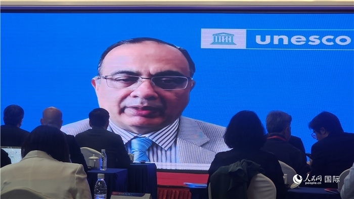 聯(lián)合國教科文組織駐華代表處代表夏澤翰通過視頻致辭。人民網(wǎng)記者 萬宇攝