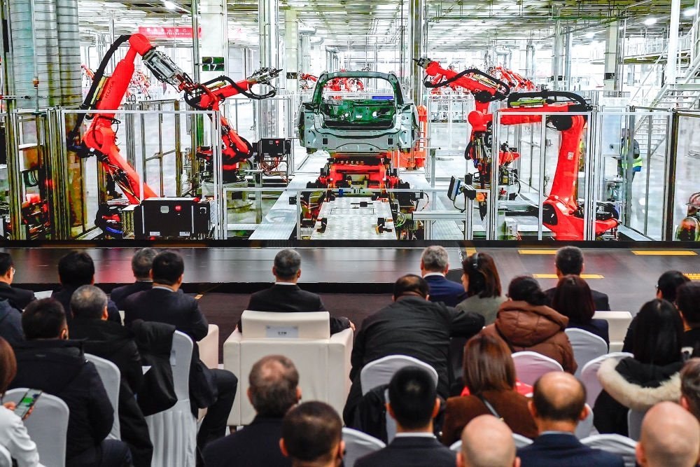 2024年1月26日，奧迪一汽新能源汽車有限公司預(yù)批量生產(chǎn)正式啟動(dòng)，嘉賓觀看奧迪一汽新能源汽車有限公司生產(chǎn)車間的宣傳短片。新華社記者 許暢 攝