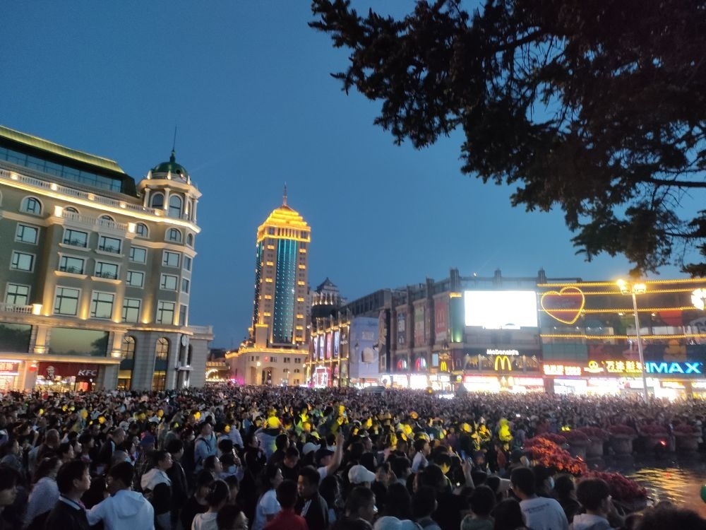 “五一”假期，哈爾濱松花江畔游人如織（2024年5月2日攝）。新華社記者 朱悅 攝