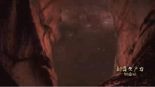 要甄別并發(fā)現(xiàn)暗物質(zhì)粒子，如同在一場人聲鼎沸的足球比賽現(xiàn)場聽見一根鋼針跌落的聲音。