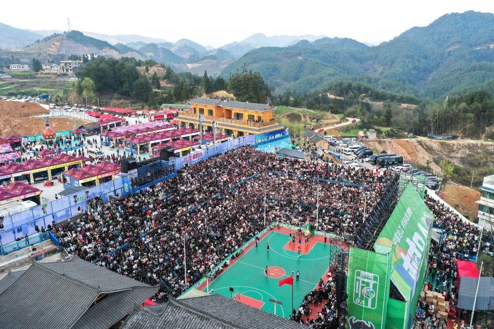 貴州省臺江縣舉辦的2024年“村BA”球王爭霸賽現(xiàn)場（2024年3月22日攝，無人機照片）。新華社記者 楊文斌 攝