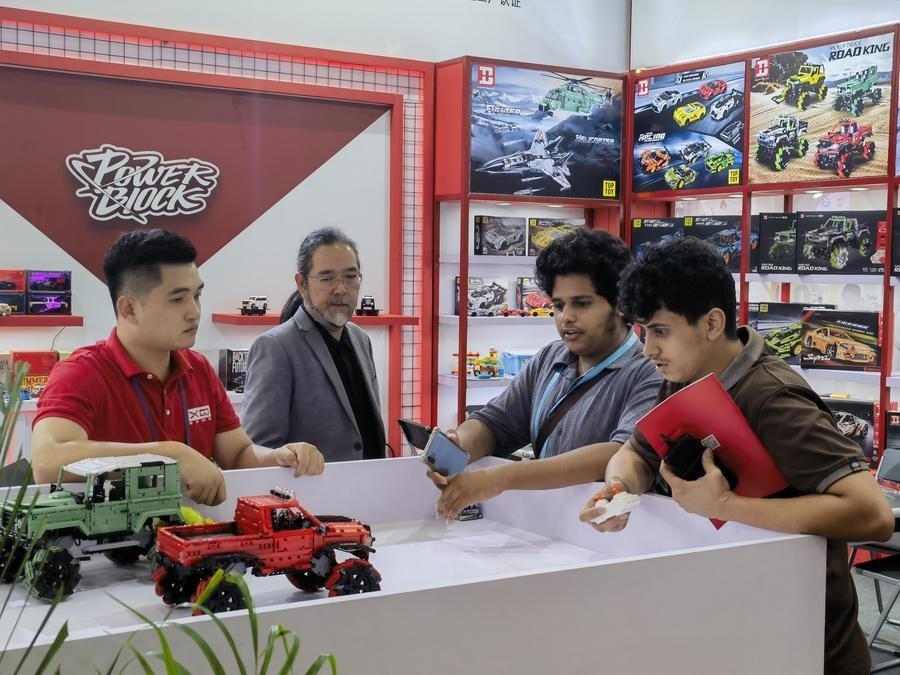 在第135屆廣交會第三期現(xiàn)場，采購商在廣東信宇科技股份有限公司展位選購、體驗積木遙控車產(chǎn)品（5月2日攝）。新華社記者 洪澤華 攝