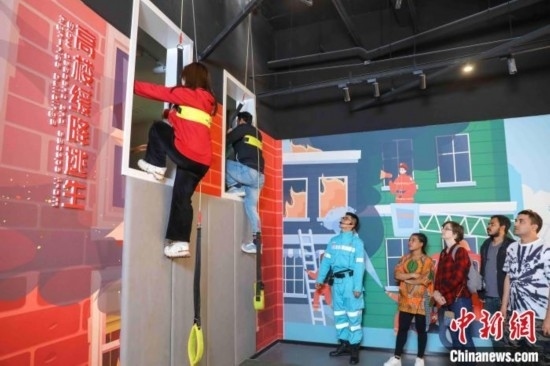 5月9日，留學(xué)生體驗(yàn)?zāi)M高樓緩降逃生。張鷹 攝