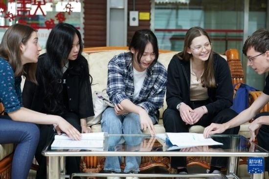 4月28日，宋智孝（右二）和胡靈月（左一）在北京首都師范大學(xué)校園內(nèi)與同學(xué)交流。新華社記者 彭子洋 攝