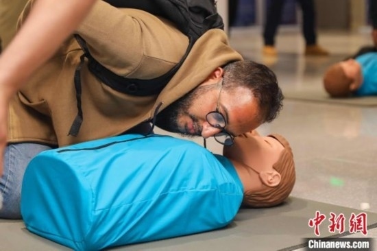 5月9日，留學(xué)生利用假人道具練習(xí)心肺復(fù)蘇技巧。張鷹 攝