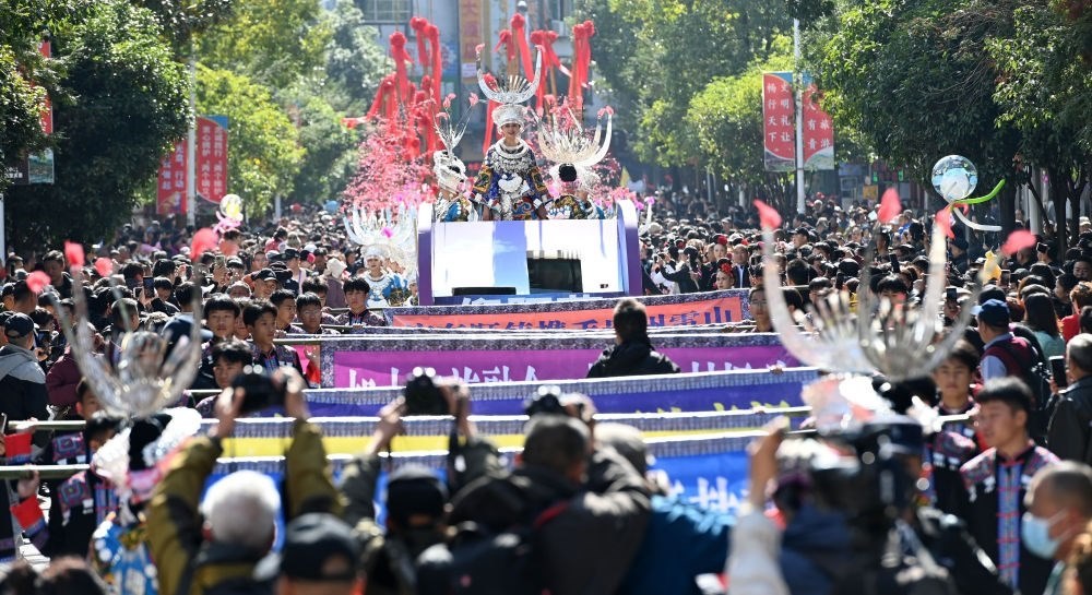 在貴州雷山縣縣城，苗族群眾身著盛裝，載歌載舞參加苗年和鼓藏節(jié)的巡游活動（2023年11月16日攝）。新華社記者 楊楹 攝