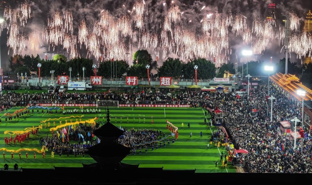在貴州省榕江縣舉行的2024全國“村晚”示范展示活動暨貴州“村超村晚”活動中，音樂煙花秀精彩上演（2024年2月3日攝，無人機照片）。新華社記者 劉續(xù) 攝